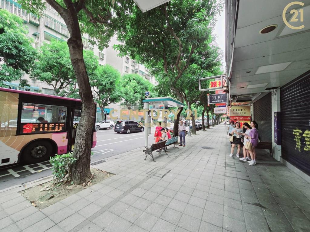 仁愛路四段大馬路金店面