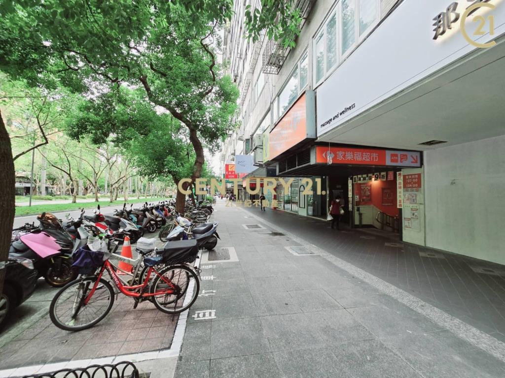 仁愛路四段大馬路金店面