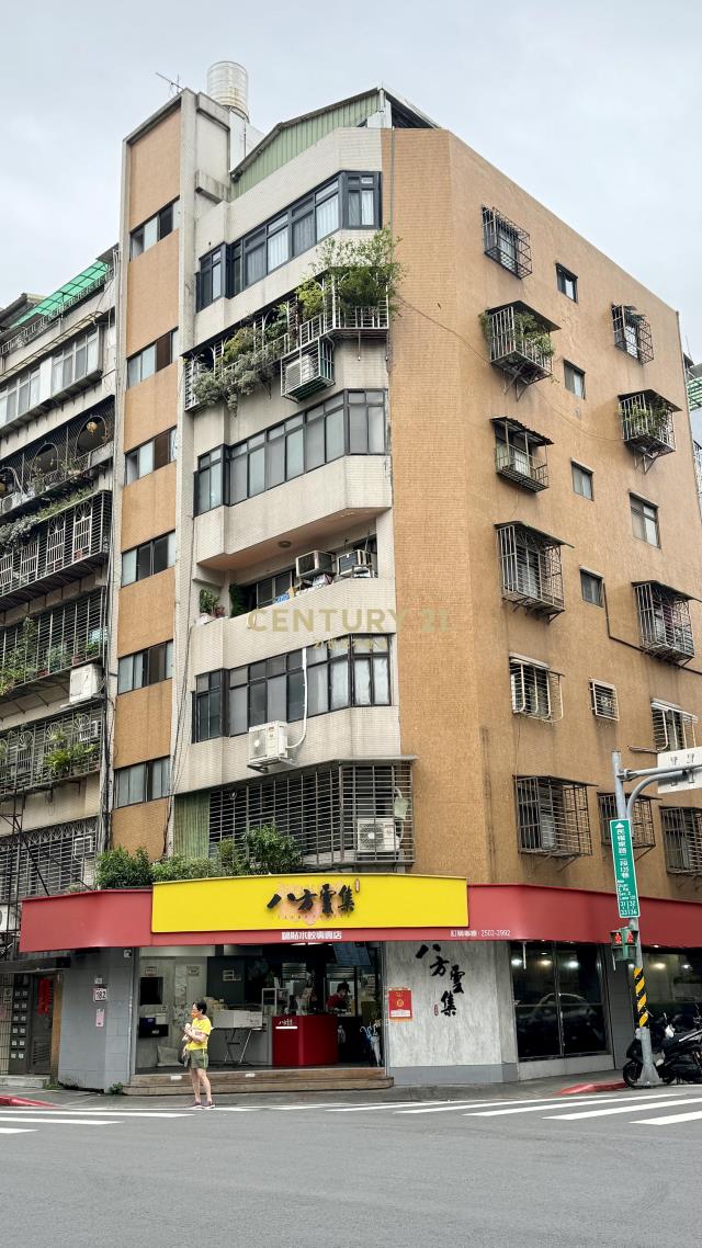 農安街三角窗收租金店面