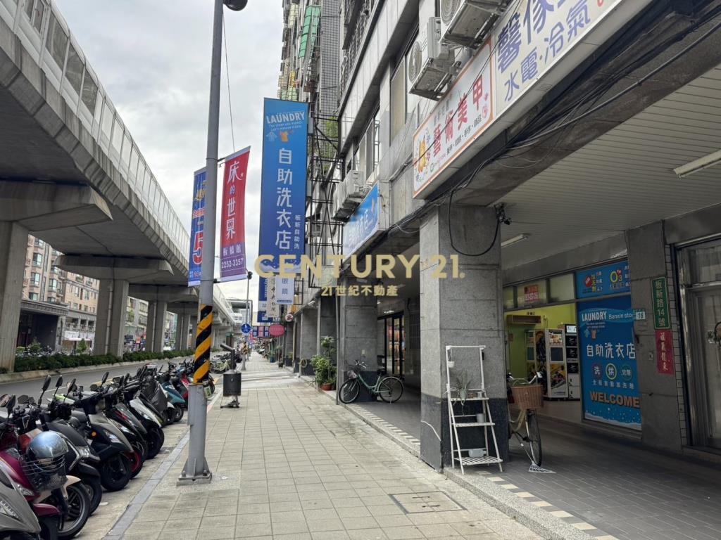 捷運板新站小資店面