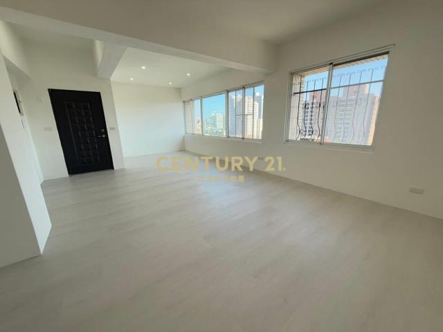 中山國小層峰景觀全新裝潢3+1房