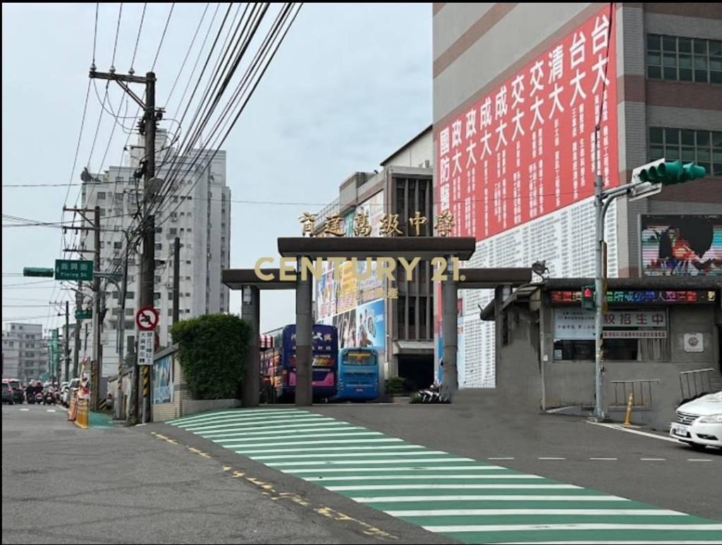 平鎮育達商圈稀有三面路透店