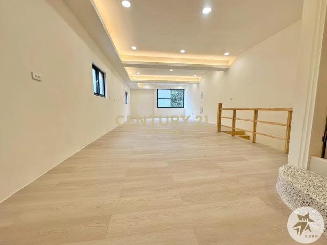 山仔頂公園旁整新邊間絕美透天