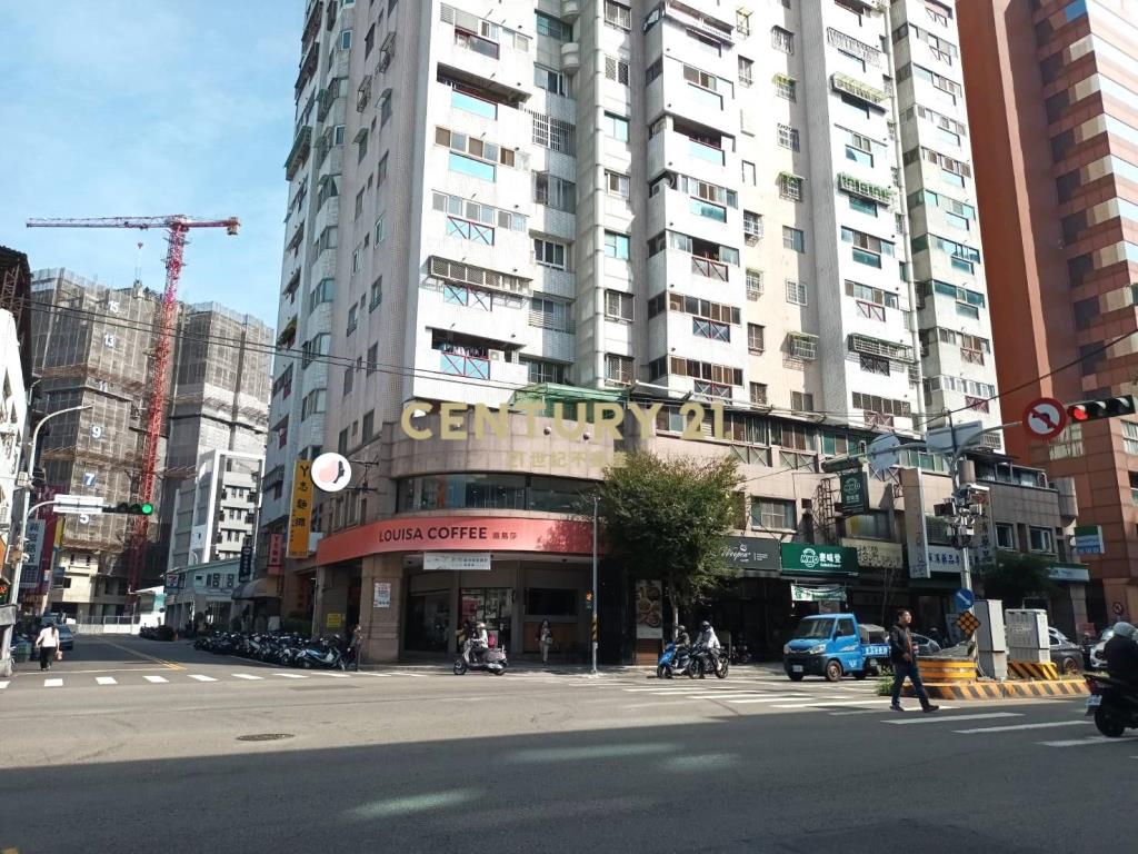 20米三角窗金店面