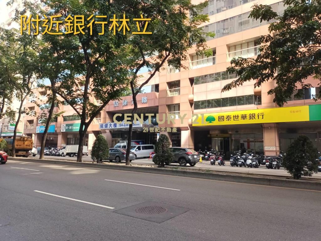 20米三角窗金店面