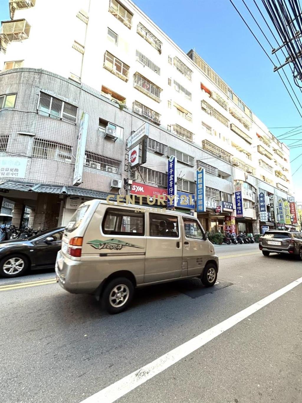 新平商圈熱鬧大店舖