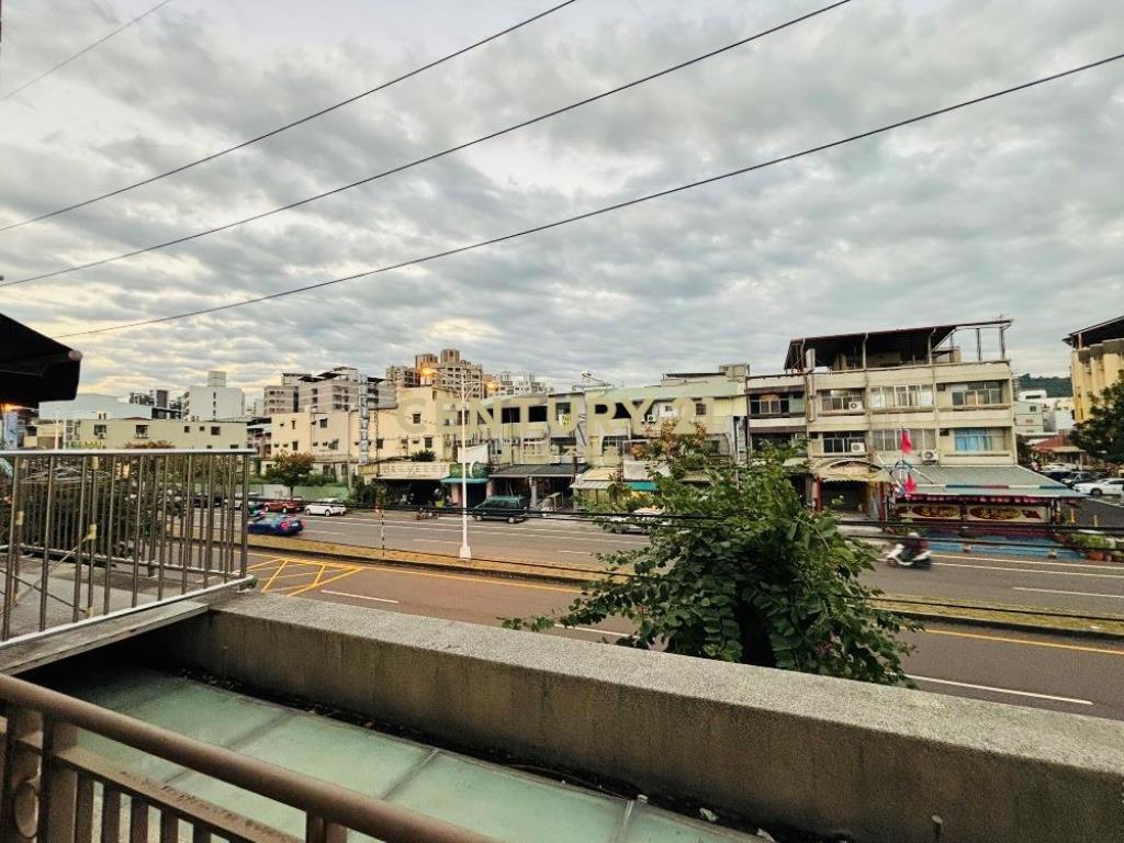 台中房屋-霧峰林森路車庫店住(租)