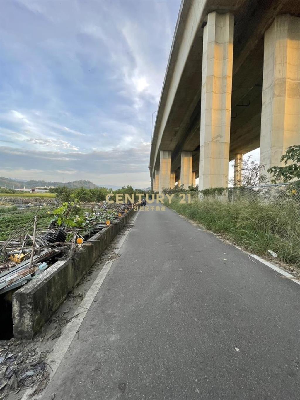 霧峰中投旁臨路農地